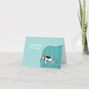 Cartão Lebreiro bonito do cão feliz do sofá que pensa de