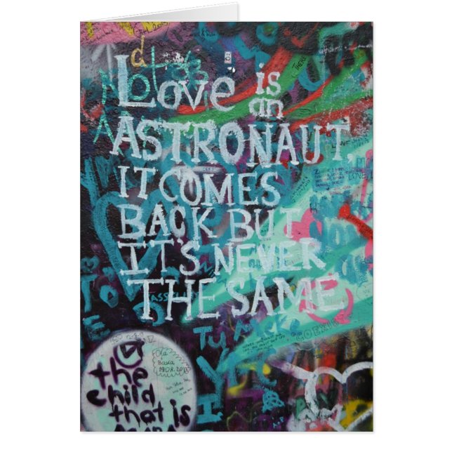 Cartão Lennon Wall, o amor é como um grafite astronauta (Frente)
