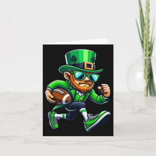 Cartão Leprechaun Jogando Futebol Dia de São Patrício Esp