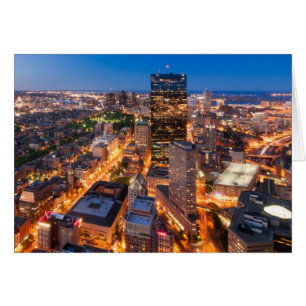 Cartão Linha do horizonte de Boston ao anoitecer