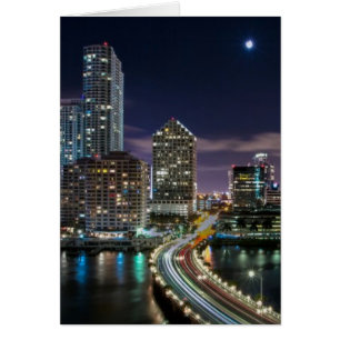 Cartão Linha Skyline da cidade de Miami com ponte à noite