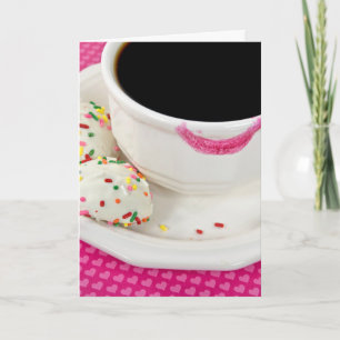 Cartão lipstick on coffee cup with cookies