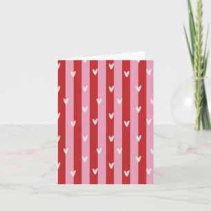 Cartão listrado de coração rosa e vermelho
