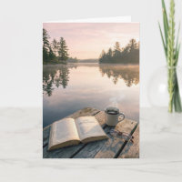 Livro Aberto de Aniversário com Café em um Cais de