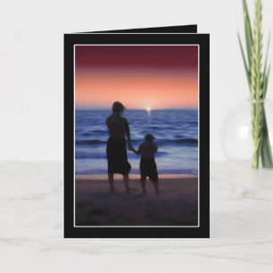 Cartão Mãe e Filha Caminham na Praia
