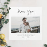 Cartão Magnético<br><div class="desc">Este simples obrigado de casamento chic que você imã apresenta palavras de obrigados acima de sua foto favorita e seus primeiros nomes e data abaixo dela. Escolhemos um roteiro quente e moderno para 'Obrigado' e adicionamos 'por compartilhar nosso dia especial' embaixo, com aquela linha separada pelo círculo do 'Y', melhorando...</div>