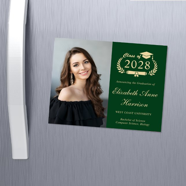 Cartão Magnético Elegante para Graduação Verde (Share the pride and excitement of your graduate's achievement with friends and family near and far)