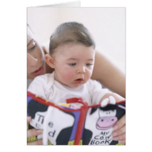 Cartão Mamãe lendo para o menino. Rostos de uma mãe