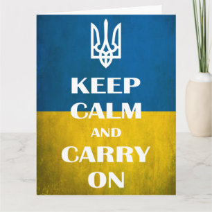 Cartão Mantenha a calma e o carregar no tridente de emble