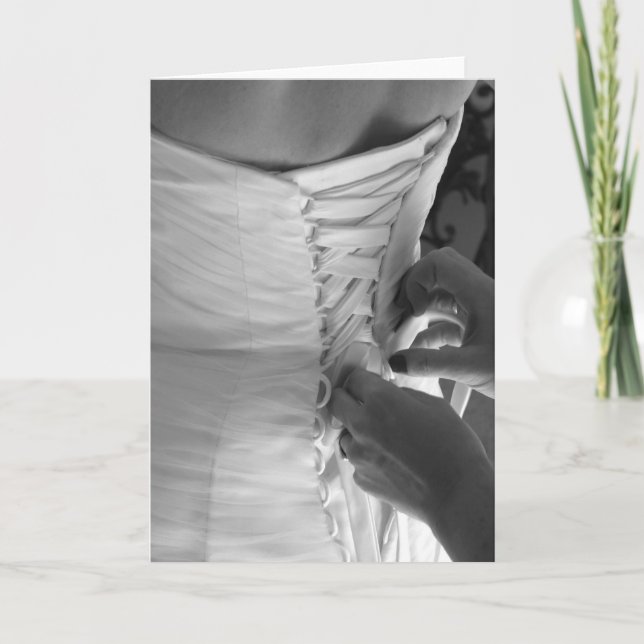 Cartão Mão feminina a colocar o vestido de noiva de volta (Frente)