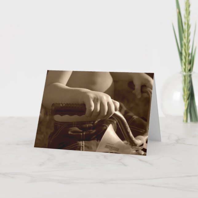 Cartão mãos da criança no triciclo (Frente)