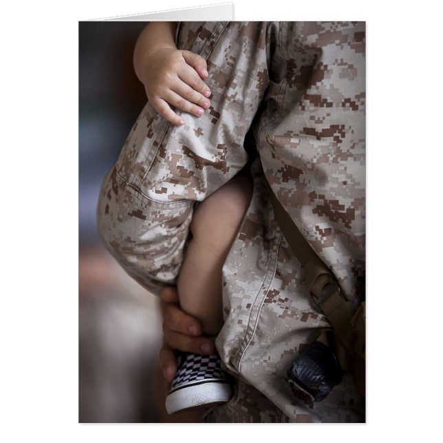 Cartão Marine Holding uma Criança (Frente)