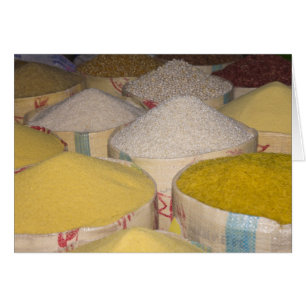 Cartão Massas, grãos e arroz em sacos no souk em