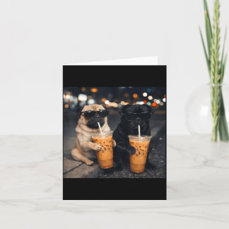 Cartão Meme engraçado de dois pugzinhos bebendo café gela
