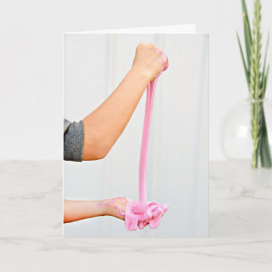 Cartão Menina de Aniversário Esticando Slime Rosa
