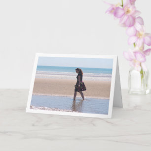 Cartão Menina de Saia Caminhando na Praia