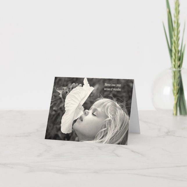 Cartão menina loira cheirando um hibisco (Frente)