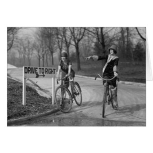 Cartão Meninas do Flapper que montam Bicicleta, 1925