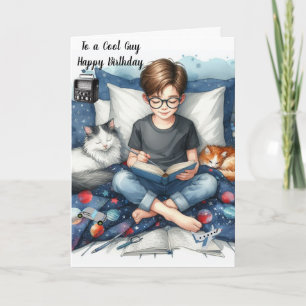 Cartão Menino Lendo Livros com Gatos de Aniversário
