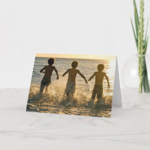 Cartão Meninos de Aniversário Correndo para o Oceano
