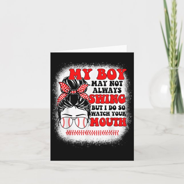 Cartão Messy Bun Softball Mom My Boy May Not Always Swing (Frente)