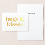 Cartão Metalizado Abraços e beijos moderna tipografia personalizada<br><div class="desc">Abraços e beijos cartões de felicitações modernos em relevo personalizados elegantes e fofos.
Texto em relevo dourado personalizado,  tipografia moderna,  fundo branco.
Ótimo para o Dia dos Namorados,  Dia das Galentinas,  aniversários,  casamentos,  etc. para seus amigos e entes queridos.
Verifique o restante da coleção para itens correspondentes e coordenados.</div>