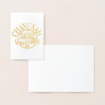 Cartão Metalizado Chanukah Saudações<br><div class="desc">Celebre oito dias e oito noites do Festival das Luzes com cartões e presentes de Chanucá. O festival de luzes está aqui. Acenda a menorah,  brinque com o sonho e o banquete em latas e suganínos. Celebre o espírito de Chanucá com amigos,  familiares e entes queridos desejando-lhes Feliz Chanucá.</div>