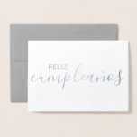 Cartão Metalizado Feliz Aniversário Feliz Espanhol Elegante<br><div class="desc">Este elegante cartão de aniversário feliz é perfeito para auto-falantes espanhóis. A frase "Feliz cumpleaños" é em folha prateada real, numa combinação de letras de blocos e de pincéis de script. O dentro da placa é vazio para sua mensagem pessoal.</div>