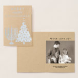 Cartão Metalizado Feliz Holiday Silver Chrismukkah Adicionar Sua Fot<br><div class="desc">Personalize este cartão de feriado Chrismukkah prateado - basta adicionar sua foto e os nomes a dentro do cartão usando os modelos fornecidos. A frente lê FELIZ FELIZ CHRISMUKKAH com uma divertida menorah Hanukkah e árvore de Natal lado a lado. Este cartão de cartões de natal familiar combinado é uma...</div>