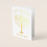 Cartão Metalizado Feliz Natal Menorah Feriado<br><div class="desc">Mande um cartão de filme personalizado para seus entes queridos nesta temporada de Chanukah. Este design apresenta uma menorah de folha de ouro. Acima dela, a mensagem diz "Happy Chanukah". Abaixo da menorah está um lugar para seu nome familiar que você pode personalizar ou remover se quiser. Na dentro do...</div>