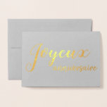 Cartão Metalizado Joyeux Anniversaire French Happy Birthday Script<br><div class="desc">Este belo e elegante cartão é a forma perfeita de desejar a alguém um feliz aniversário! A frase francesa "Joyeux aniversaire" está em escrita de pincel (pincelada), em folha de ouro real. O dentro da placa é vazio para sua mensagem pessoal. Excelente para auto-falantes, professores ou estudantes franceses... ou qualquer...</div>