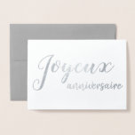 Cartão Metalizado Joyeux Anniversaire French Happy Birthday Script<br><div class="desc">Este belo e elegante cartão é a forma perfeita de desejar a alguém um feliz aniversário! A frase francesa "Joyeux aniversaire" está em um roteiro de pincel (bruxaria), em folha de prata real. O dentro da placa é vazio para sua mensagem pessoal. Excelente para auto-falantes, professores ou estudantes franceses... ou...</div>