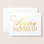 Cartão Metalizado Modern Happy Hanukkah Elegante Script de Rico Dour<br><div class="desc">Bar clássico mínimo de ouro/Bat Mitzvah e Estrela moderna de Hanukkah de David contra um fundo sólido cria um design elegante e sofisticado. Para obter outros produtos de coordenação ou correspondência,  visite justFharryn em Zazzle.com ou entre em contato com o designer,  c/o Fharryn@yahoo.com Todos os direitos reservados. #zazzlemade #christmasdecor</div>