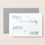 Cartão Metalizado Nomes e números personalizados do aniversário feli<br><div class="desc">Esta carta elegante é perfeita para qualquer aniversário de casamento! "Feliz aniversário de 1rua, BROOK & AVERY" (substitua os nomes e números por qualquer texto desejado) está em letra de pincel, em folha real, em uma combinação de script e letras de bloco.</div>