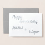 Cartão Metalizado Nomes Personalizados do Feliz Aniversário<br><div class="desc">Esta carta elegante é perfeita para qualquer aniversário de casamento! "Feliz aniversário Mildred & Wayne" (substitua os nomes por quaisquer nomes desejados) está em letra de pincel,  em papel real.</div>