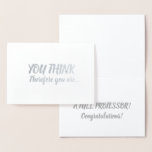 Cartão Metalizado Parabéns De Promoção Do Professor De cheio Você Ac<br><div class="desc">Celebre uma grande conquista profissional do seu colega, amigo, ou amado com este cartão! A mensagem é uma peça sobre a frase do filósofo René Descartes, "Je pense, donc je suis" ("cogito ergo sum"). Na frente do cartão lê-se: "VOCÊ PENSA", seguido de "logo você... " em impressão de pincel de...</div>