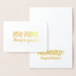 Cartão Metalizado Parabéns De Promoção Dourados Você Acha, Portanto<br><div class="desc">Celebre uma grande conquista profissional do seu colega, amigo, ou amado com este cartão! A mensagem é uma peça sobre a frase do filósofo René Descartes, "Je pense, donc je suis" ("cogito ergo sum"). Na frente do cartão lê-se: "VOCÊ PENSA", seguido de "logo você está... " em impressão de pincel...</div>