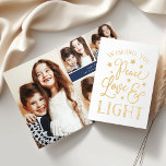 Cartão Metalizado Paz, Amor e Luz | Colagem de Fotos Hanukkah Dourad<br><div class="desc">Chanucá festivo,  baseado na tipografia,  apresenta "Peace,  Love and Light" na frente,  em folha de ouro,  escrita à mão. Adicione quatro fotos da família favorita ao dentro em formato de colagem e personalize com uma mensagem e assinatura personalizadas.</div>