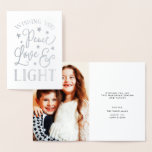 Cartão Metalizado Paz, Amor e Luz | Hanukkah Photo Silver<br><div class="desc">Chanucá festivo,  baseado na tipografia,  apresenta "Peace,  Love and Light" na frente,  com letra de prata. Adicione uma foto da família favorita ao dentro e personalize com uma mensagem e assinatura personalizadas.</div>