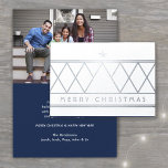 Cartão Metalizado Qualquer Texto e Foto Moderno e Minimalista Feliz<br><div class="desc">Mande desejos elegantes de feriado com o brilho luxuoso da folha de papel prateado. Foto e texto são simples de personalizar. A design azul, branca e prata apresenta um moderno e minimalista design de árvore de Natal geométrica, uma fotografia da sua escolha, e uma simples mensagem personalizável de tipografia de...</div>