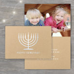 Cartão Metalizado Qualquer Texto Simples Menorah Happy Hanukkah Silv<br><div class="desc">Envie os desejos do Feliz Hanukkah com o brilho chic luxe de folha de prata em papel kraft premium. A mensagem interior é uma simples fonte de cor da cinza luminosa impressa (não folha). Todo texto pode ser personalizado ou excluído.O Modelo inclui opções para alterar ou excluir saudações na frente...</div>