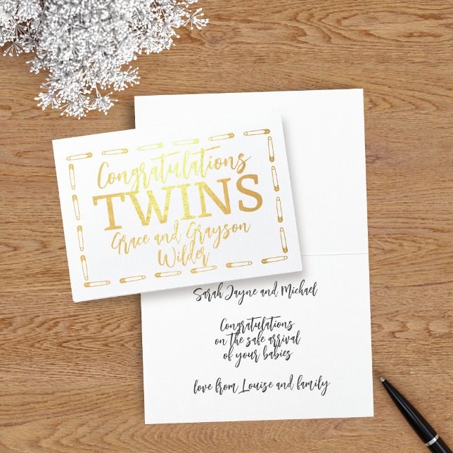 Cartão Metalizado Twin Boy Baby Parabéns Novos Pais (Congratulate the parents of twins with this cute foil card featuring a frame of diaper pins. )