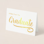Cartão Metalizado Uma Nota Do Graduado Ouro<br><div class="desc">Este cartão de nota está em branco por dentro para a mensagem pessoal do graduado. A frente diz 'Uma Nota Do Graduado' em texto de folha de ouro. Graduado aparece em uma escrita elegante.</div>