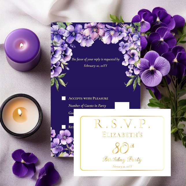 Cartão Metalizado Violetas Roxas Elegantes Florais 80º Aniversário R (Elegant Purple Violets Floral 80th Birthday Party RSVP Foil Invitation Folded Insert Enclosure Card)