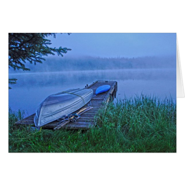 Cartão Misty Lake, Dock, Row Boat e Kayak Nature Scene (Frente Horizontal)