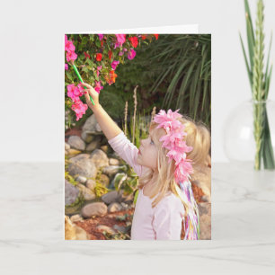 Cartão Moça de fada pintando uma flor