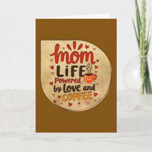 Cartão Mom Life Powered by Love and Coffee – Badge Style