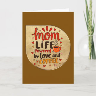 Cartão Mom Life Powered by Love and Coffee – Badge Style