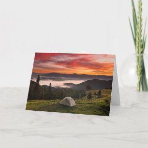 Cartão Montanhas Campanha Foggy Sunrise