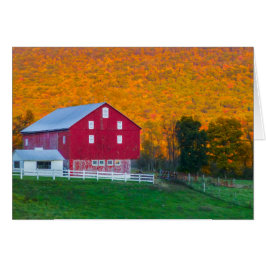 Cartão Monte do outono atrás do celeiro vermelho